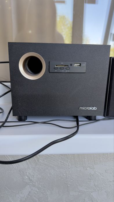 Microlab M-105R, система 2.1 — сабвуфер + 2 сателлита.
