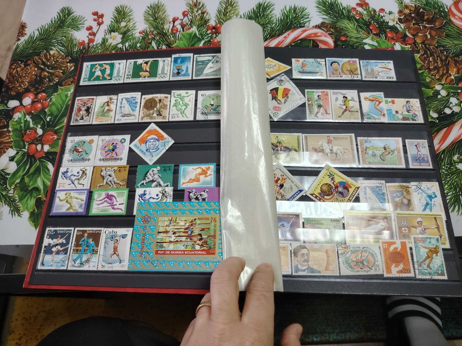 Vând 3 clasoare de timbre+ 1,7 kg timbre