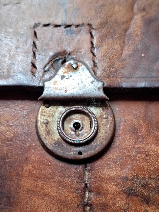 Geanta,cartusiera veche din piele