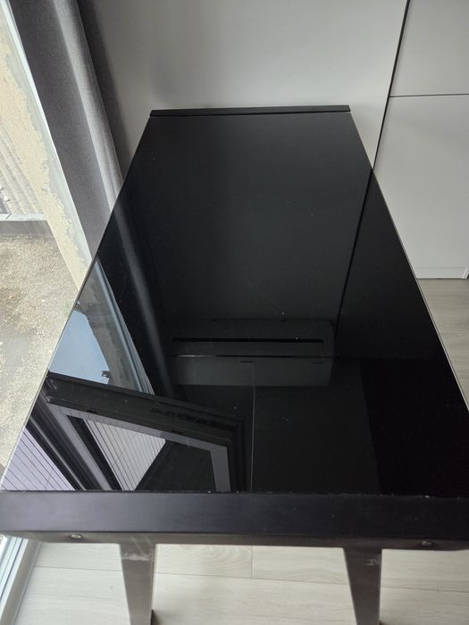Masă / birou din sticlă neagră cu picioare metalice – design modern, elegant