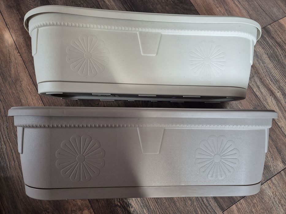 Саксия с поднос за цветя