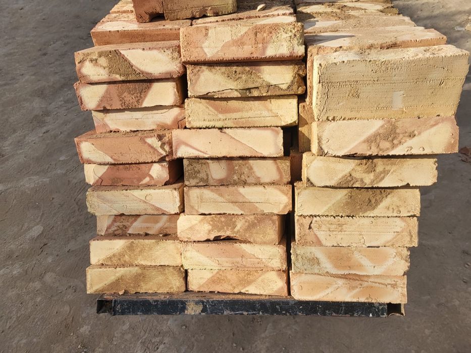 Красный кирпич для стройтельства