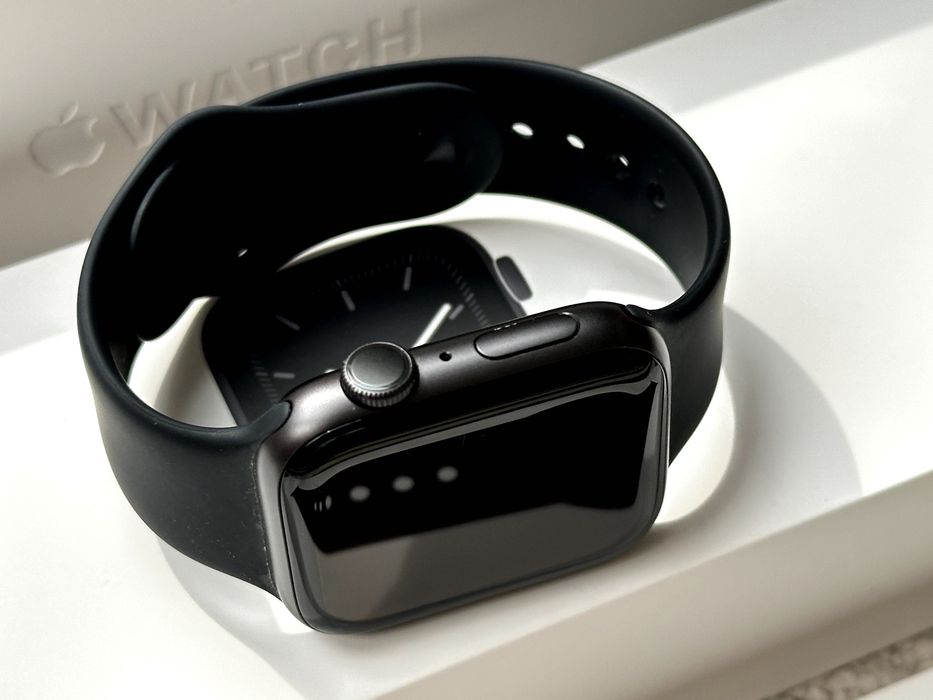 Apple Watch Series 5 | 44 mm | Space Gray | Sports Band Space Black | ПЕРФЕКТЕН | ПЪЛЕН КОМПЛЕКТ
