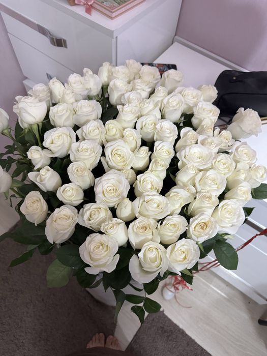Белые розы в гигант коробке