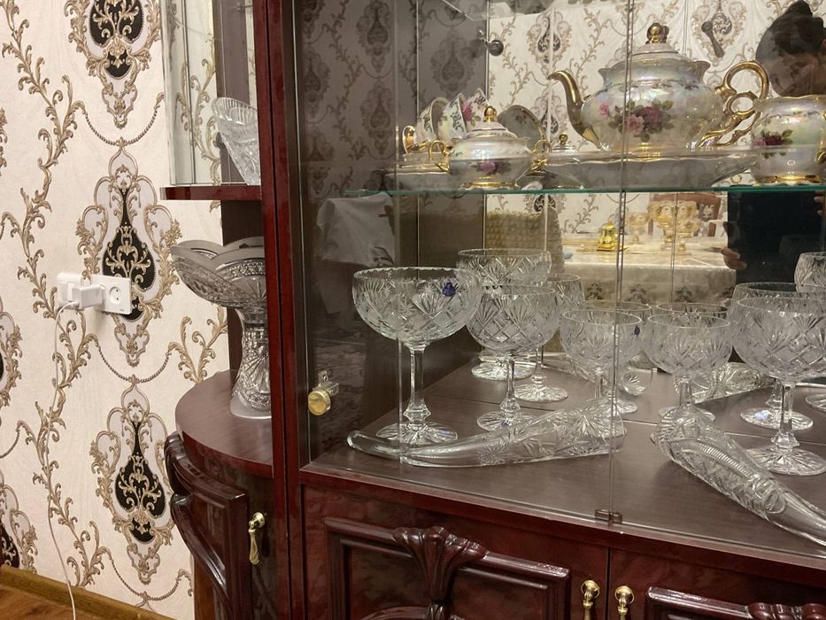 Мебель Итальянская горка, стулья, в хорошем состоянии