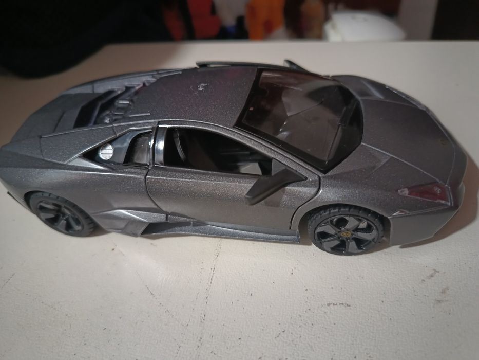 Lamborghini Aventador – умалена моделна кола (играчка)