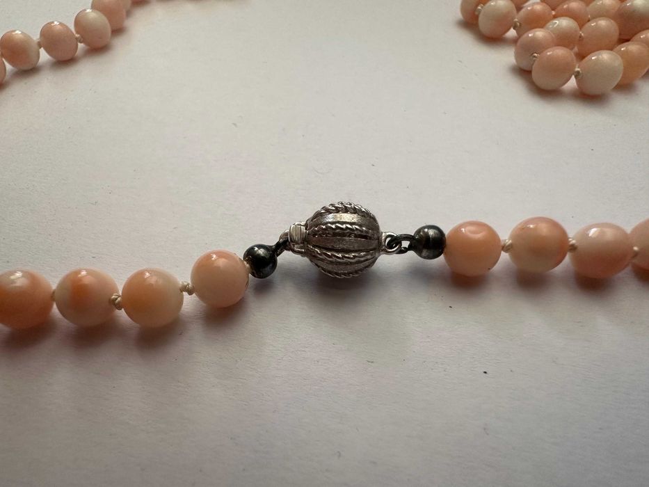 Colier din coral roz, cu închizătoare din aur alb