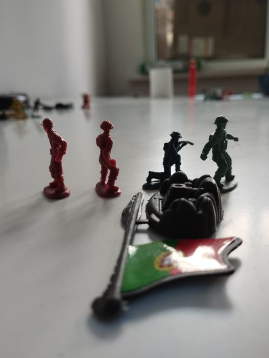 Игрушечные пластиковые солдатики