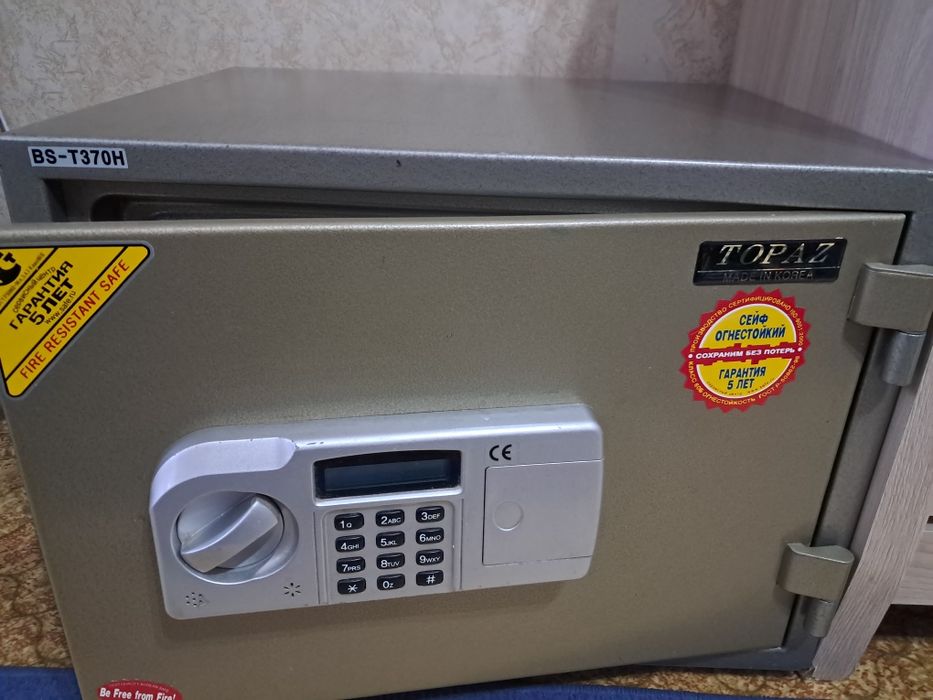 Сейф напольный,огнеупорный.