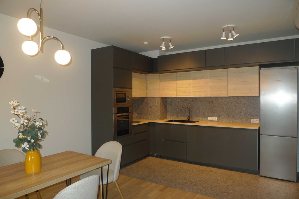 Изток, тристаен, в сграда на Артекс