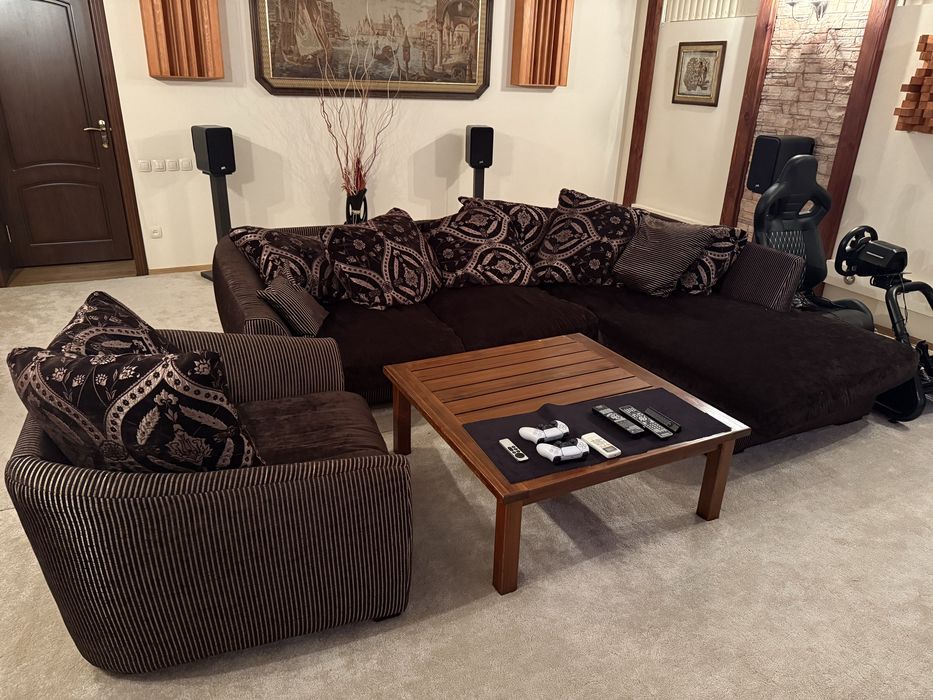 Угловой диван с креслом и деревянным столом