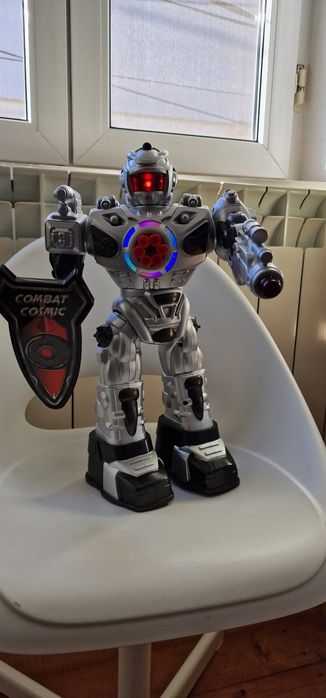 Robot de jucarie  cu telecomanda, 10 comenzi de miscare