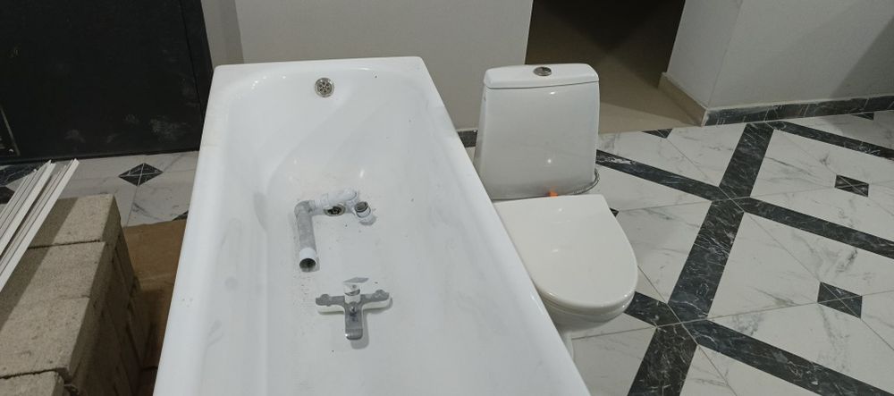 Ванна, унитаз, смеситель