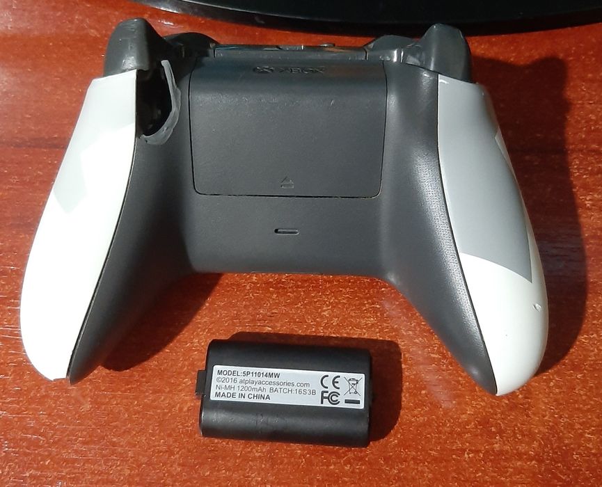 Vând maneta xbox one s x wireless controller winter forces special edition în stare bună