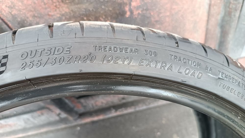 255/30/20 Michelin