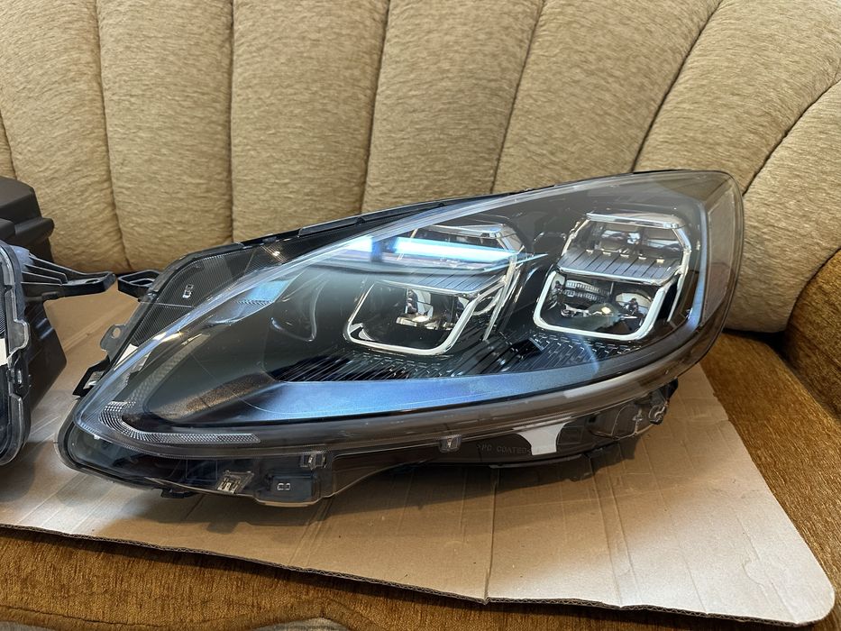 Faruri, Far stanga / Far dreapta Ford Kuga 3 2019-2023