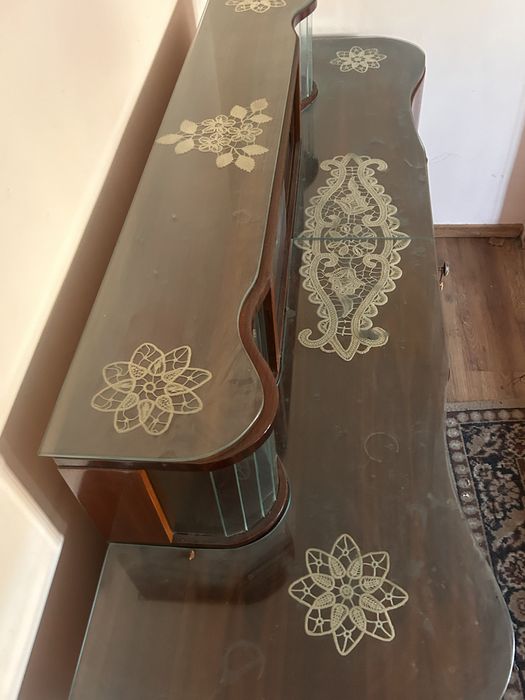 Mobila veche din lemn masiv