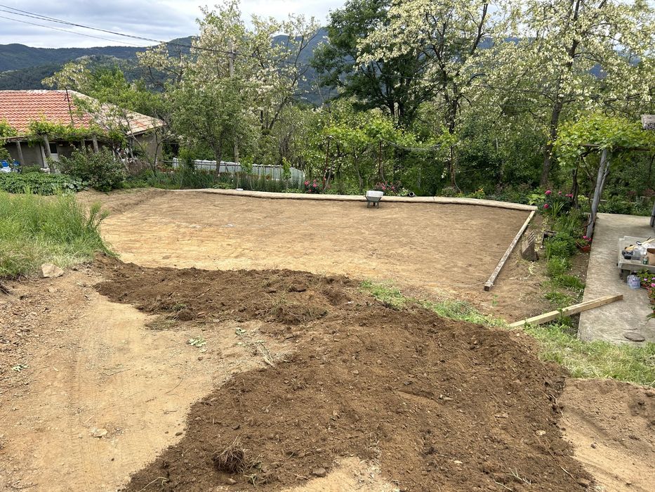 Услуги с мини багер и тристранен самосвал.