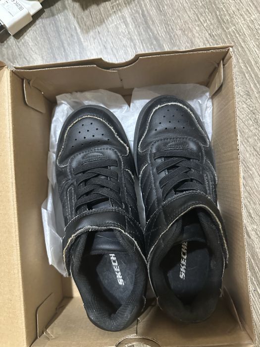 Кроссовки skechers черные для школы