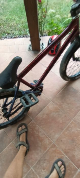 Bicicleta BMX, rosu cu albastru inchis