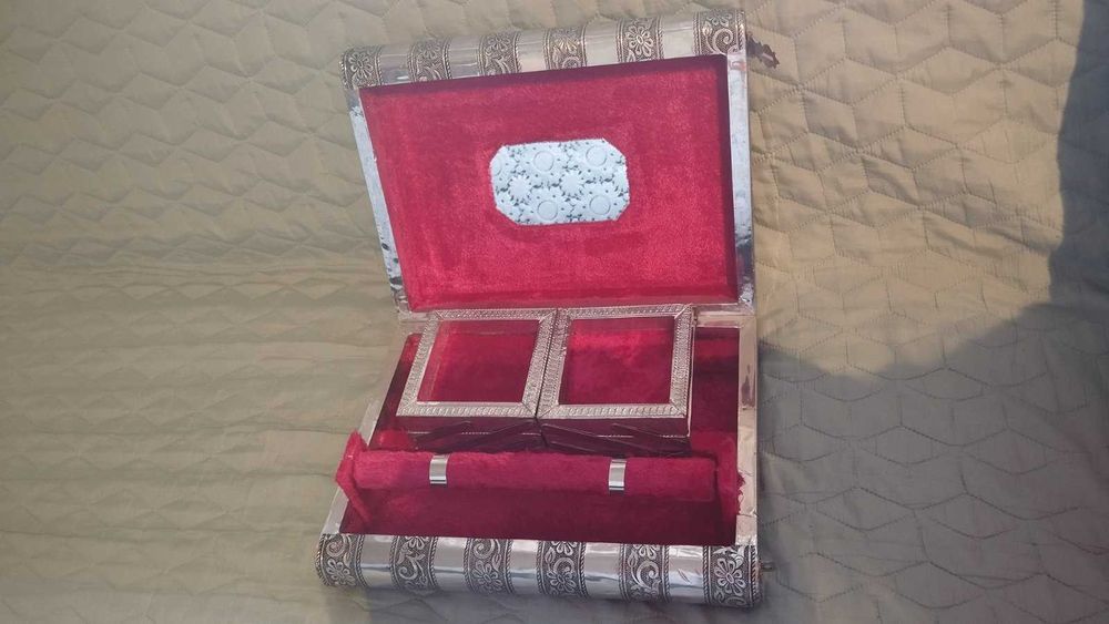 Продавам метална кутия за бижута с флорални инкрустации