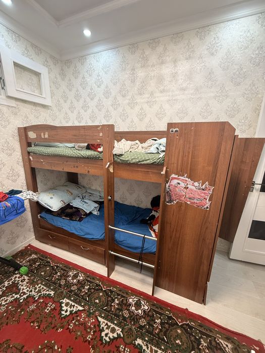 Двухяростная кровать с матрасом