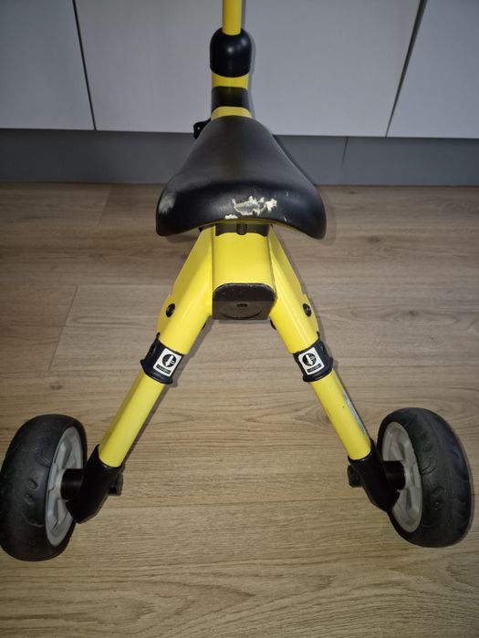 Tricicletă XJD pentru intervalul de vârstă 1-3 ani.