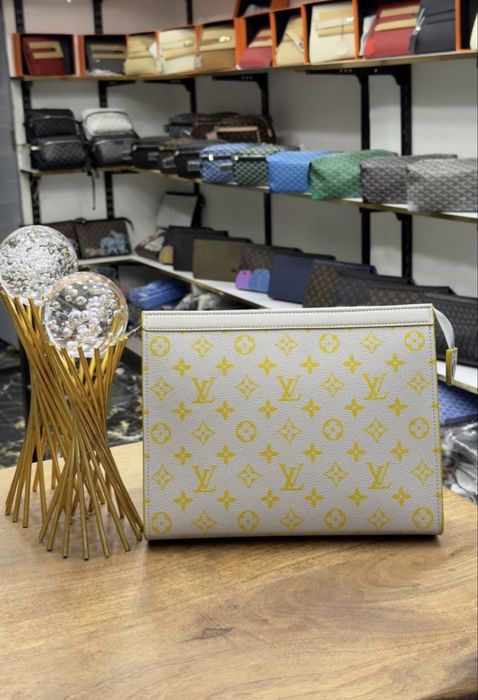 Louis Vuitton / Тип Клъч