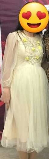 Трусикисіз көйлектегі сексуалды азиялық әйел.