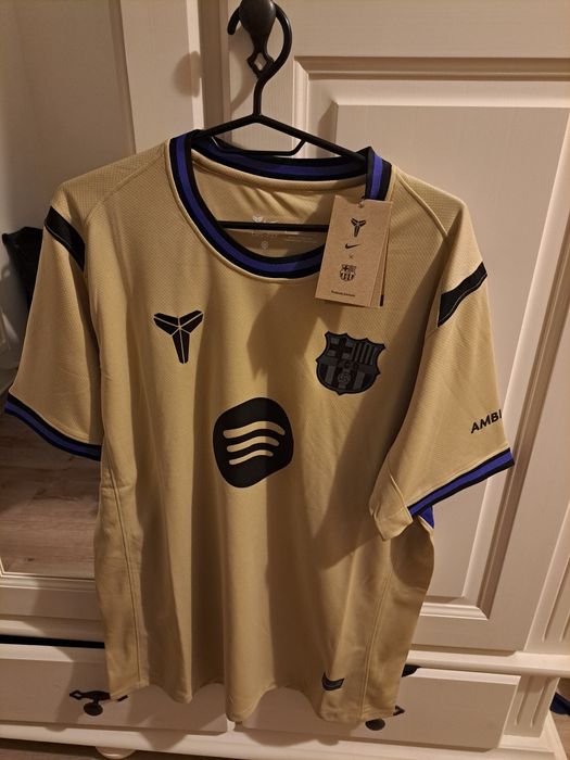 Vand tricouri de fotbal de la diferite echipe marimea L