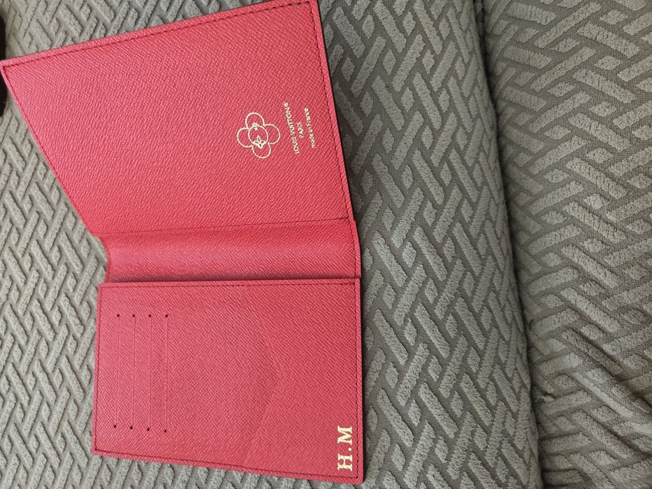 LOUIS VUTTON passport holder