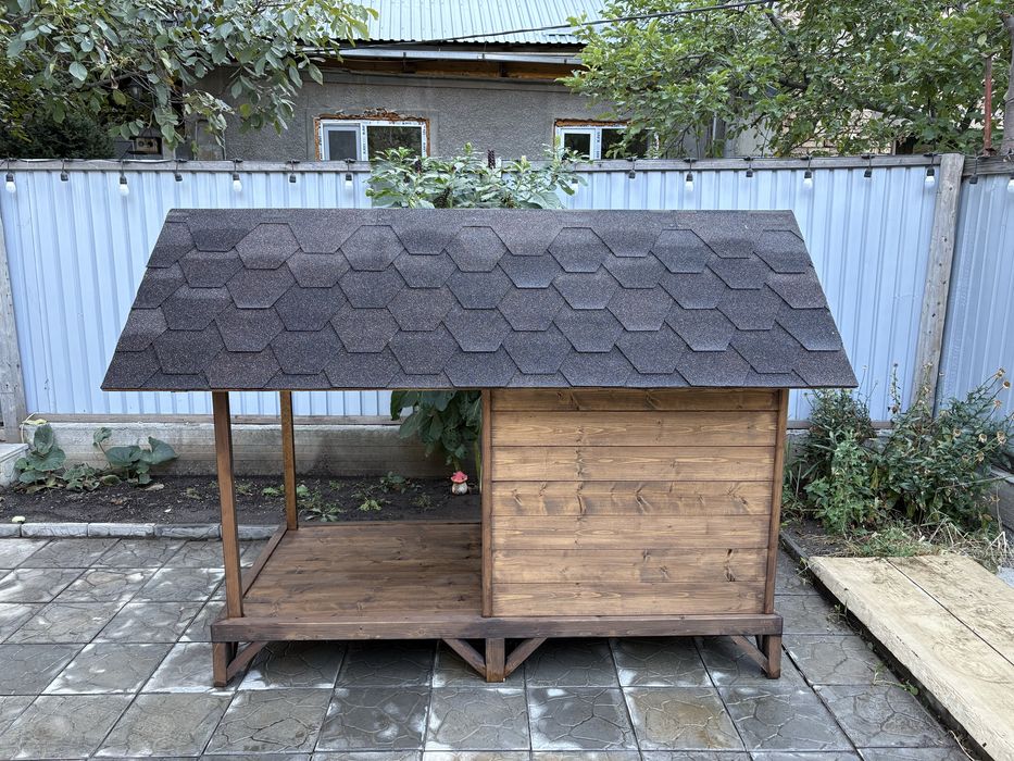 Будка для собаки. Загородный коттедж для питомца