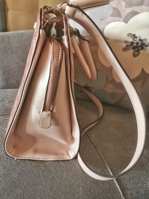 Чанта на Guess..