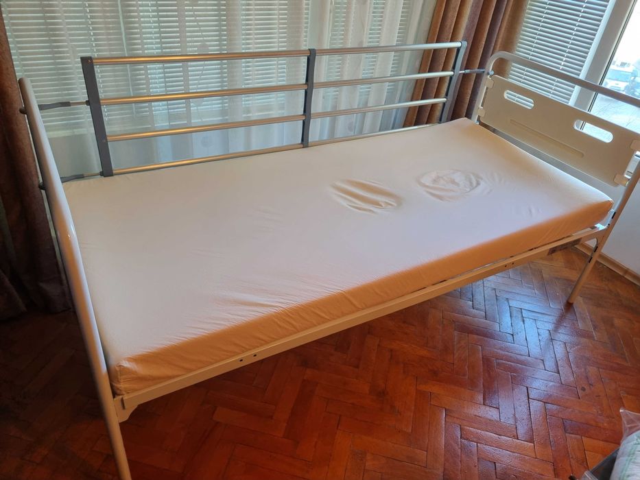 Механично болнично легло със странична преграда.