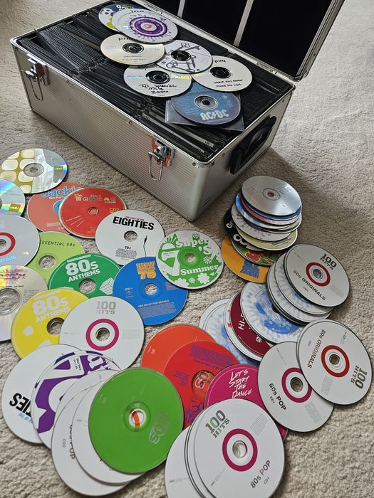 Метален  куфар  за съхранение на CD  и  DVD.
