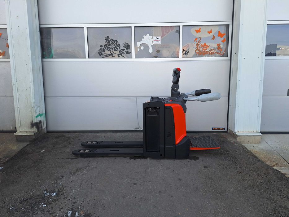 Електрическа палетна количка TOYOTA LPE200 с платформа