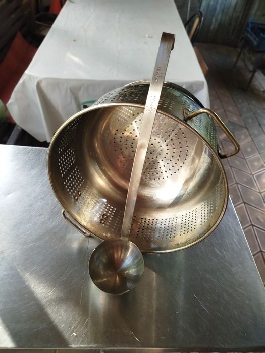 Продам кастрюлю, дуршлаг , и половник .