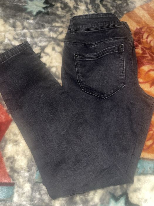 Blugi rupti elastici din Denim