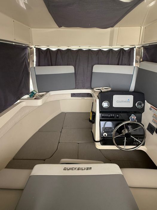 Продавам лодка QUICKSILVER 625 PILOTHOUSE + чисто нов колесар купуван