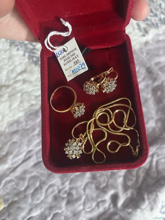 Золото, бриллянт набор. серьги, кольцо, кулон, цепочка. 031 карат
