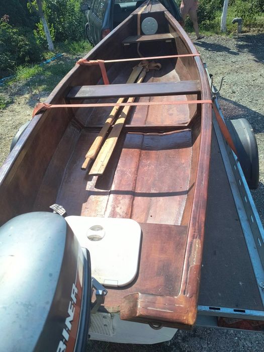 Barca fibră și lemn