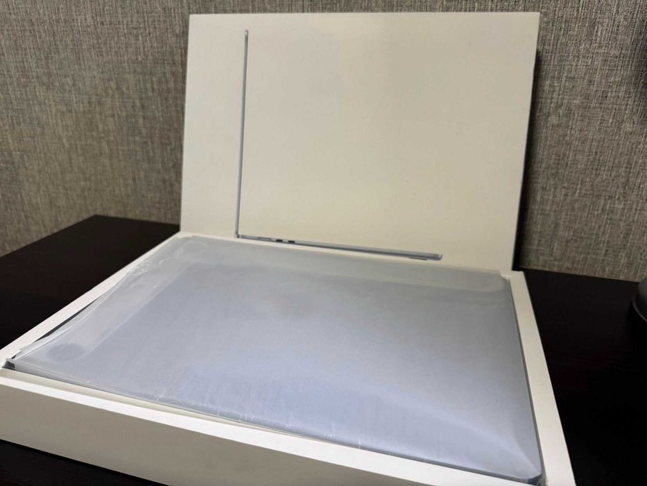 Macbook Air  M4 15,3'' 2025 с 1 година гаранция.