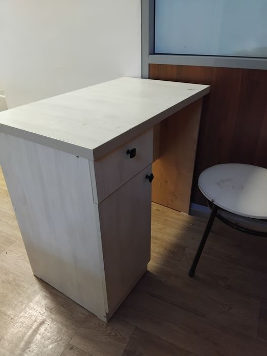 Продам тумбочку, стол, стулья