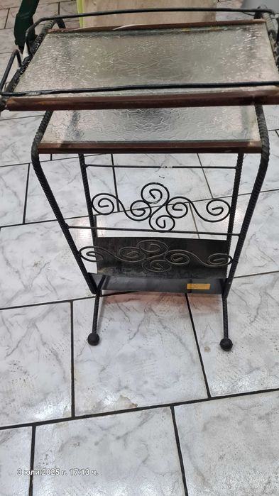 ретро метална стойка за телефон и списания