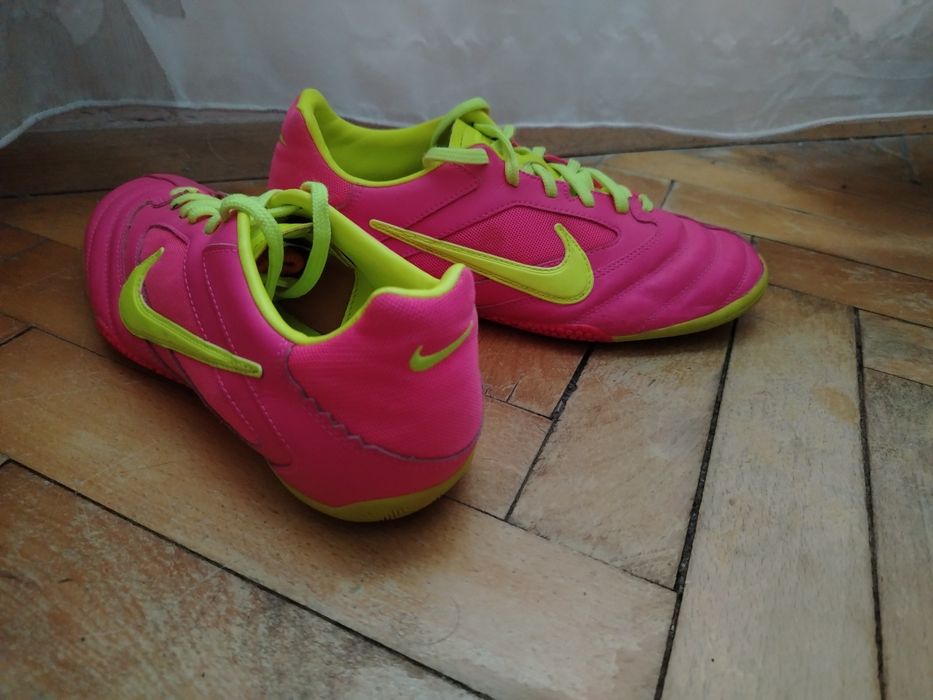 Nike обувки за ритане  40номер
