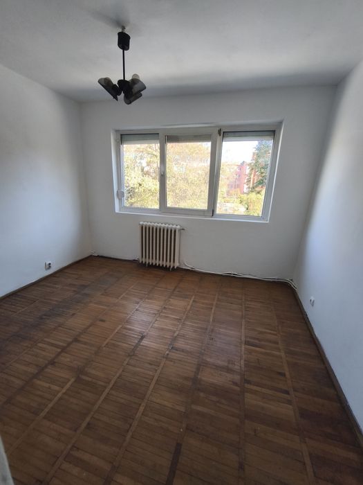 Vând apartament cu 3 camere în Govândari, Reșița – 69 mp, vedere spre Bârzava, zonă liniștită