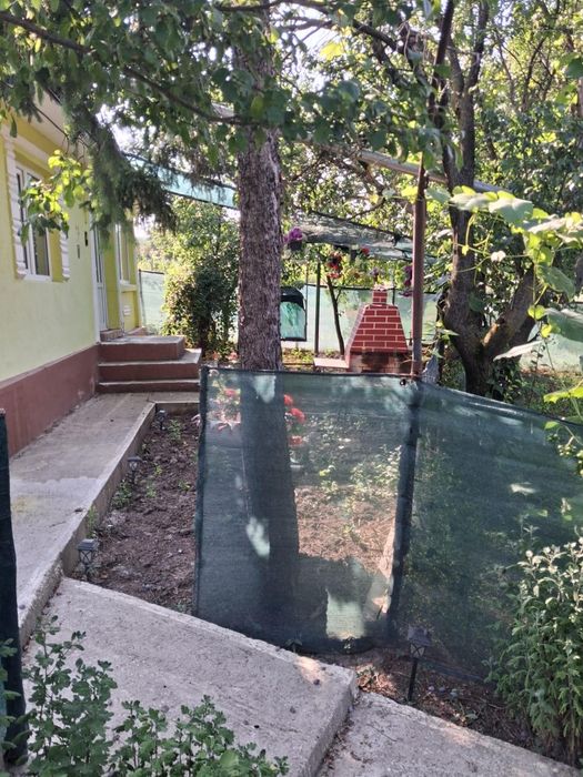Vând casă și teren