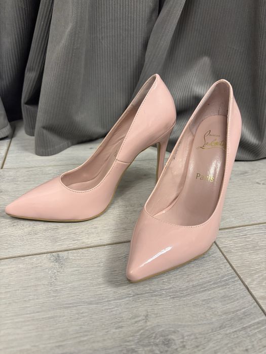 Женские розовые туфли