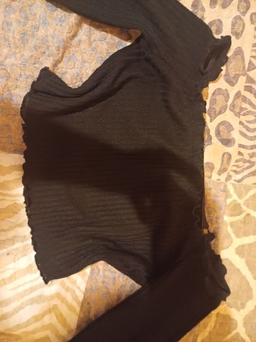 Bluza crop top cu umerii goi