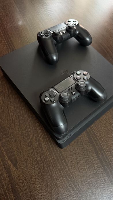 Продам Ps4 Slim 1тб в хорошем состоянии